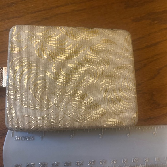 Vintage Zell Roundtowner compact kit.
Compact, change purse, comb, lipstick. - Picture 8 of 11